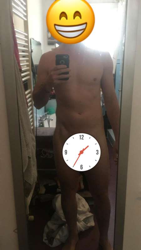 Jeune homme pour moment coquin