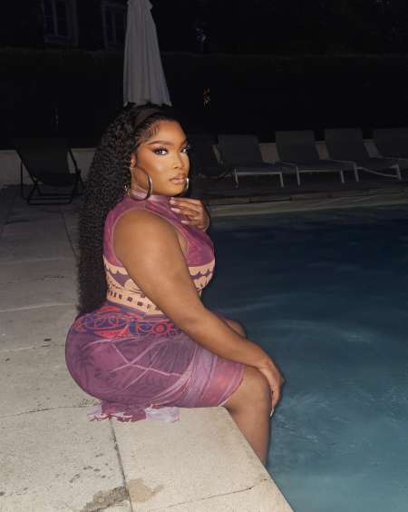 Jolie trans curvy de passage sur l'île